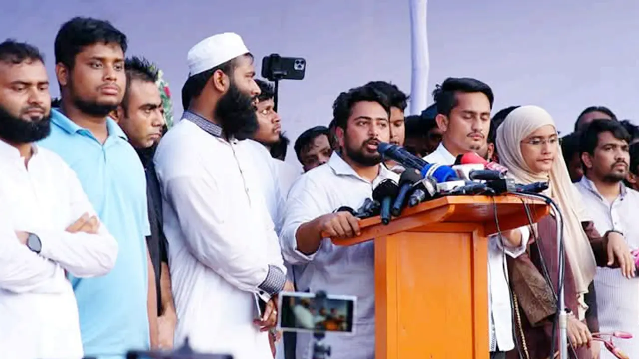 পারলে হাসিনা ও আ.লীগ সন্ত্রাসীদের পুশইন করুন: নাহিদ ইসলাম